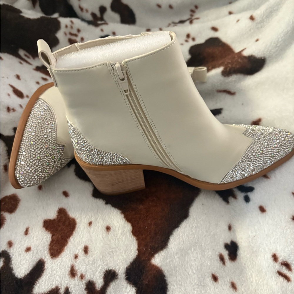 Pierre Dumas Cream and Silver Ankle Boots